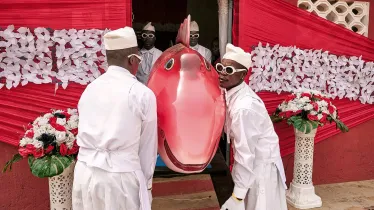 কীভাবে অন্ত্যেষ্টিক্রিয়া আফ্রিকাকে দরিদ্র রাখে