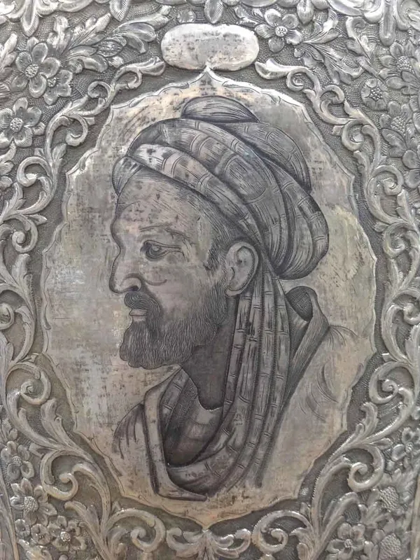 রূপার ফুলদানিতে ইবনে সিনার খোদাই